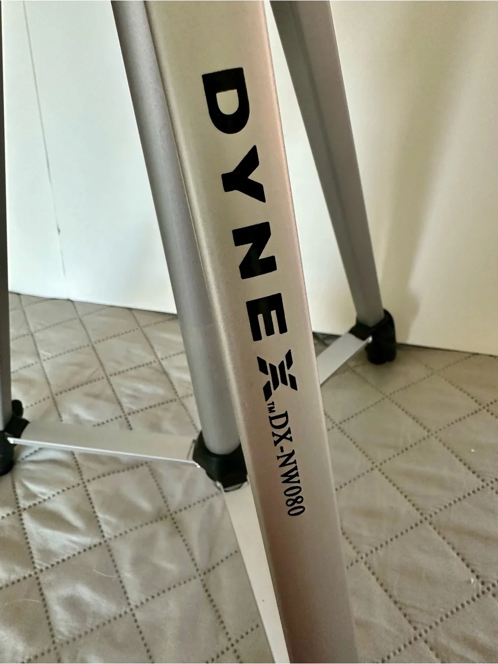 Dynex DX-NW080 Tripod w/case